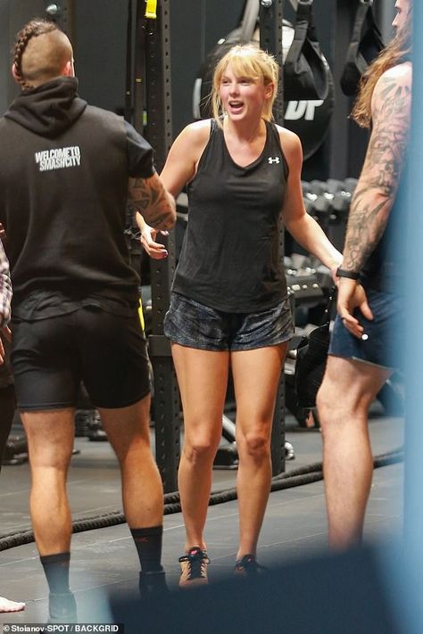 Muscular: The 29-year-old songstress showed off her endlessly long legs in a pair of black... #taylorswift Dogpound Gym, Gym Photos, Bright Blonde, 29 Years Old, Taylor Swift Fan, Taylor Swift Pictures, Without Makeup, Taylor Alison Swift, May 31