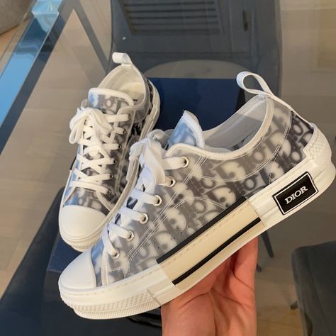 Literally Like New Only Worn Them Once Paid $1,095 For Them They Are In Great Condition Size 40 12eu Im A Size 8.5us But In Dior Im A 6.5 Dior Women Shoes, Dior Converse Low, Dior Tennis Shoes, Sneakers Expensive, Dior Shoes Women, Dior Outfits Women, Dior Low Top Sneakers, Dior Trainers, Tenis Dior