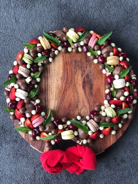 Dessert Wreath, Christmas Wreath Dessert, Christmas Food List, Christmas Lunch Menu, Charcuterie Dessert, Food Wreath, Dessert Platters, High Wine, Milky Bar