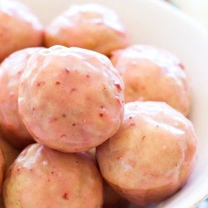 Strawberry Glazed Baked Donut Holes - A Latte Food Baked Donut Holes Recipe, Easy Brunch Party, Baked Doughnut Holes, Homemade Strawberry Glaze, Homemade Donut Holes, Baked Donut Holes, Homemade Donut, Donut Hole Recipe, Breakfast Donuts