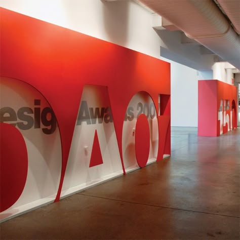 typography, referencia, reference Wall Dimension, Wayfinding Signage Design, History Wall, Wayfinding Design, Typography Ideas, Signage Display, Environmental Graphic Design, Office Branding, Exhibit Design