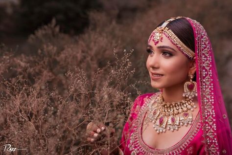 Contrasting Jewellery Ideas To Pair With Your Pink Bridal Lehenga! Dark Pink Lehenga, Pink Bridal Lehenga, Bridal Tips, Pink Images, Pink Lehenga, Red Lehenga, Maang Tikka, Pink Bridal, Indian Wedding Jewelry