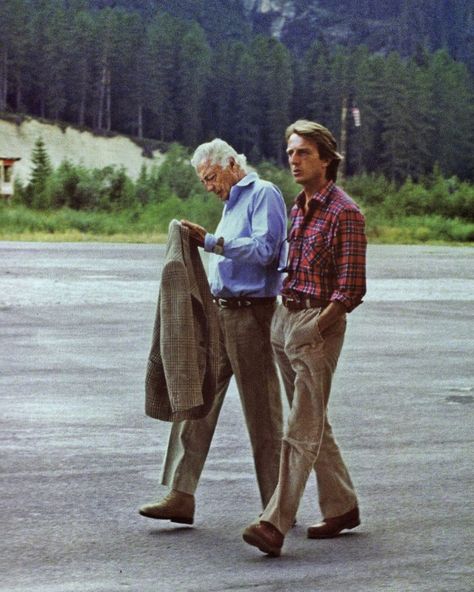 Ordinary business days in style with Gianni Agnelli and Luca Cordero di Montezemolo at Cortina d’Ampezzo. (Credit to @kingofstyle) Marella Agnelli, Gianni Agnelli, Ivy Style, Richard Gere, Italian Men, Interesting People, 90s Style, How To Pose, Gentleman Style