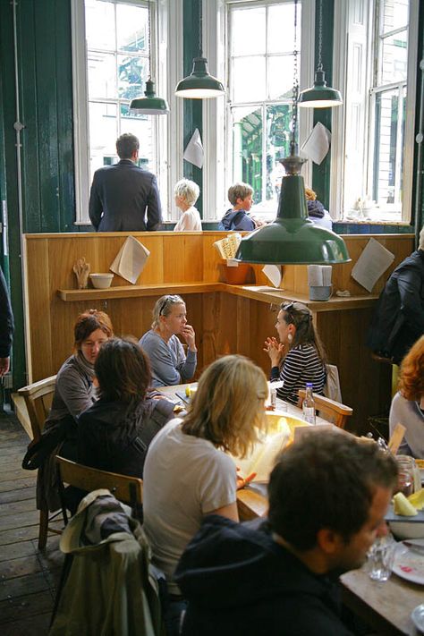 Monmouth Coffee Small Shop Interior, Coffee In London, Monmouth Coffee, Borough Market London, Tea Places, Bistro Restaurant, Bookstore Cafe, City Decor, Store Image