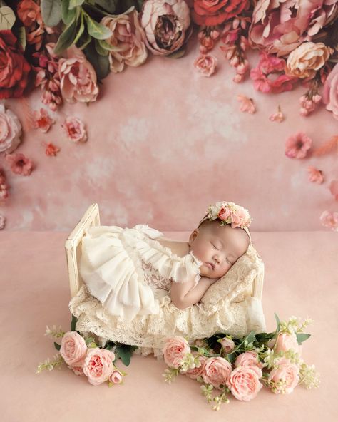 The cutest ❤️ #newborn #newborns #newbornphotography #newbornphotographer Easter Newborn Photoshoot, Easter Newborn, Photoshooting Ideas, Baby Surprise Announcement, Baby Surprise, Newborn Baby Photography, Newborn Photoshoot, Photoshoot Ideas, Newborn Photos