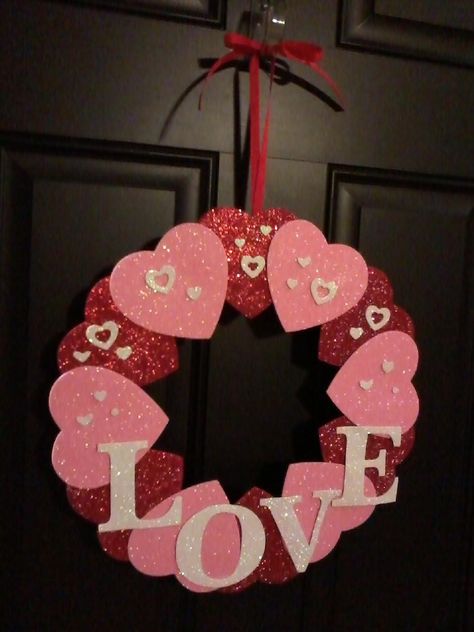 Valentine's Day wreath... made with foam hearts and letters from Target dollar bins. Foam Heart Crafts Valentines Day, Foam Hearts Crafts, Foam Hearts Valentines Craft Ideas, Foam Heart Crafts, Gifts With Paper, Diy Valentine Decor, Pop Up Card Tutorial, Boxes Craft, Valentine Art Projects