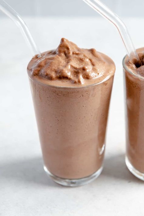 Vegan Chocolate Protein Shake Chocolate Protein Smoothie, Smoothie Jar, Chocolate Protein Shake, Vegan Protein Shake, Vegan Shakes, Chocolate Benefits, Protein Shakes Recipes, Chocolate Protein Shakes, Creamy Smoothies