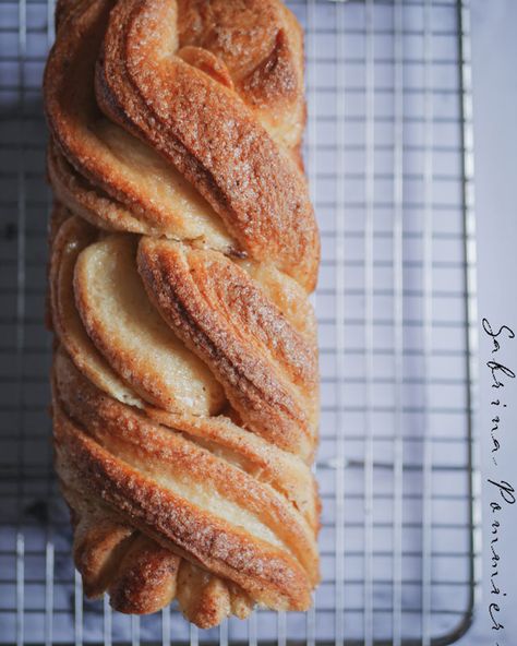 Cette brioche moelleuse à la cannelle façon babka est d'une facilité déconcertante ! Moelleuse et parfumée, elle est parfaite pour le goûter ! Biscuits Diététiques, Dessert Simple, Cake Factory, Batch Cooking, Healthy Cookies, Bread Recipes Homemade, Churros, Aesthetic Food, Easy Desserts