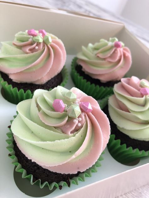 Spring swirl cupcake Pink And Green Cupcakes, Cupcakes Rosas, Sweet Briar College, Swirl Cupcakes, Green Cupcakes, Sweet Briar, Pretty Cupcakes, Cupcake Cake Designs, Garden Cakes