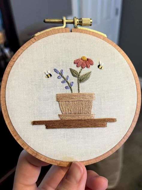 Friend Embroidery Gift Ideas, Flower Pot Embroidery, Embroidered Plants, Simple Hand Embroidery Designs, Diy Embroidery Flowers, Simple Hand Embroidery, Embroidery Jeans Diy, Clothes Embroidery Diy, Simple Hand Embroidery Patterns