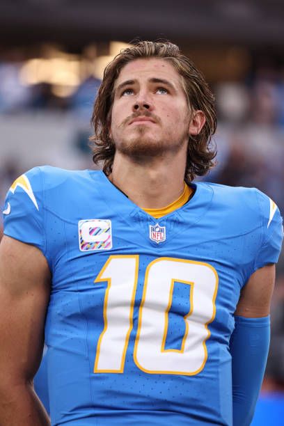 La Chargers, Justin Herbert, College Football Players, Chargers Football, Nfl Football Pictures, Nfl Football Art, Nfl Football Players, Nfl Photos, Hockey Boys