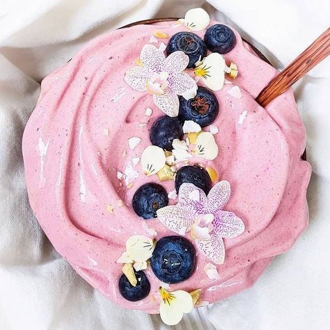 Pink Pitaya Nicecream 😍 Pink Pitaya, Super Smoothies, Coconut Drinks, Natural Food Coloring, Smoothie Detox, Vegan Meal Prep, Vegan Ice Cream, Nice Cream, Detox Smoothie