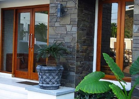 Front Entrance Decor, House Front Door Design, Exterior House Colors Combinations, Eksterior Modern, Stone Wall Design, House Roof Design, Modern Entrance, Home Garden Design, Minimalist House Design