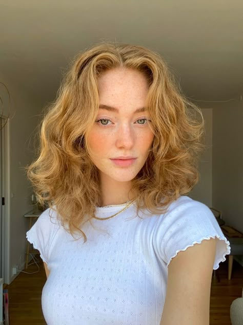 Naturally Wavy Hair Cuts, Makeup Inspo Natural, No Makeup Makeup Look, Blonde Wavy Hair, Brown Hair Dye, No Makeup Makeup, Curly Hair Photos, Natural Wavy Hair, Wacky Hair