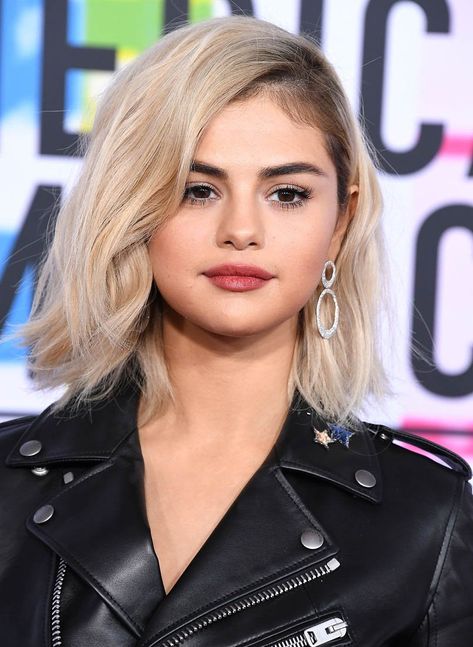 Selena Gomez Blonde Hair, Selena Gomez Hair Color, Golden Blonde Hair Color, Selena Selena, Selena Gomez Hair, Perfect Blonde Hair, Hair Color Pictures, Jennifer Aniston Hair, Golden Blonde Hair