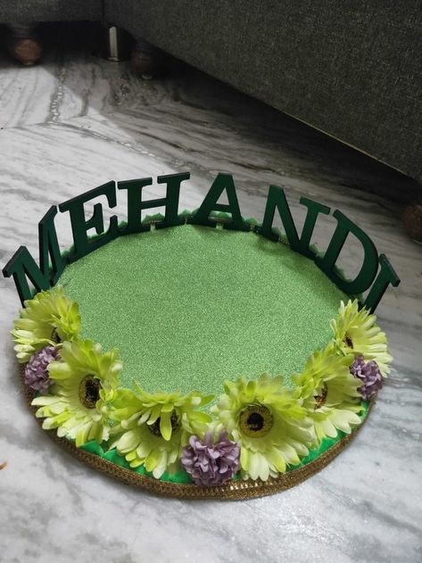 Shadi Decoration Items, Mahendi Plate Decoration Ideas, Mehndi Decor Plates, Mahendi Tray Decoration Ideas, Mahendi Plate Decoration, Mahendi Thali Decoration Ideas, Mahendi Haldi Decoration, Mehndi Thali Decoration Ideas At Home, Mahendi Function Decoration At Home