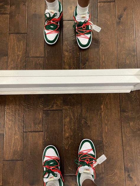 Offwhite Dunks, Sneakers Dunks, Off White Dunks, Off White Dunk, Iphone Wallpaper Classy, Hee Hee, Sneakers Fashion, Trendy Outfits, Air Jordans