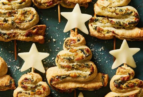 spinach artichoke christmas tree skewers Creative Christmas Appetizers, Vegan Xmas, Holiday Party Appetizers, Pesto Cheese, Puff Pastry Filling, Puff Pastries, Cheese Puff, Cheese Puff Pastry, Classic Appetizers