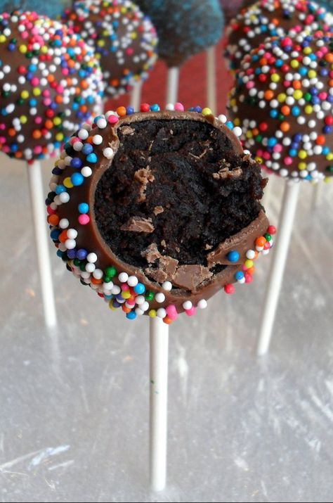 15 Sprinklicious Party Ideas Chocolate Cake Pops Recipe, Cake Pop Tutorial, Cakes To Make, Cake Ball, Chocolate Cake Pops, Cake Pops How To Make, Homemade Frosting, Torte Cupcake, Cake Pop Recipe