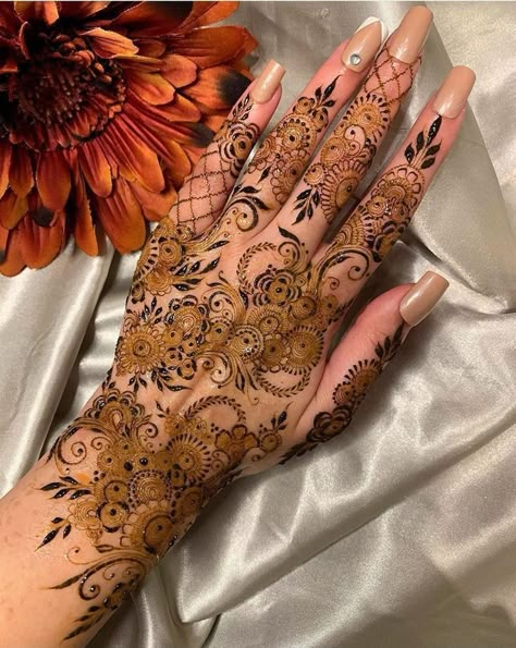 Geometric Mehendi, Mehendi Arabic, Back Hand Henna Design, Back Hand Henna, Hand Tattoo Ideas, Hand Stand, Front Mehndi Design, Tattoo Designs Hand, Henna Inspired Tattoos