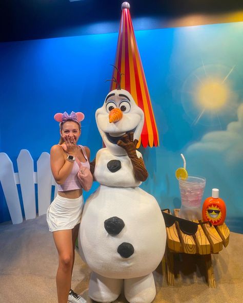 Lululemon Disney Outfit, Hollywood Studios Photo Ideas, Olaf Pictures, Disney World Ears, Hollywood Studios Outfit, Disney Hollywood Studios, Disney Fits, Disney Florida, Disneyland Photos