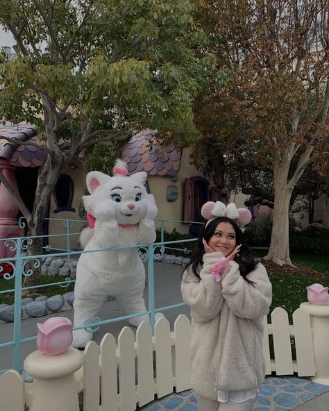 Disneyland Outfit Inspo Winter, Marie Disney Outfit, Aesthetic Disneyland Pictures, Disney In November, Disneyland Instagram Pictures, Disneyland Christmas Outfit, Disneyland Fits, Disney Core, Disney Poses