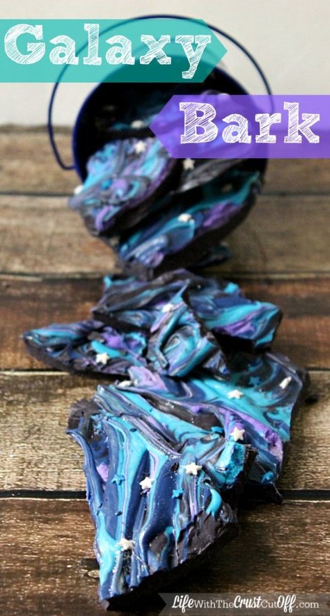 Galaxy Bark Candy Bark Recipes, Galaxy Crafts, 4de Verjaardag, Study Snacks, Galaxy Party, Candy Bark, Diy Galaxy, Gateaux Cake, Bark Recipe