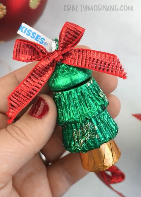 Christmas Candy Crafts, Easy Homemade Christmas Gifts, Crafty Morning, Christmas Candy Gifts, Candy Christmas Tree, Christmas Food Gifts, Candy Crafts, Christmas Favors, Christmas Chocolate