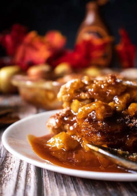 Caramel Apple Cinnamon Pecan Cobbler - RecipeMagik Caramel Apple Pecan Cobbler, Apple Crumble With Oats, Pecan Cobbler Recipe, Recipe Using Apples, Fall Dessert Recipes Easy, Pecan Cobbler, Cinnamon Pecans, Cobbler Topping, Apple Cobbler