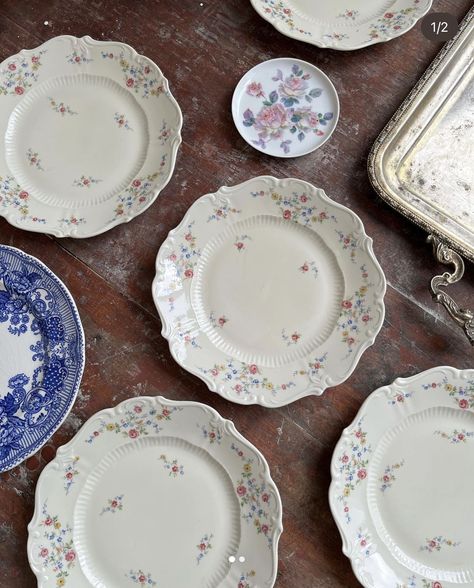 Fine China Aesthetic, Pottery Moodboard, Dish Aesthetic, Antique Aesthetic, Pretty China, Antique Dishes, Pretty Tables, Beautiful Dream, Room Makeover Inspiration