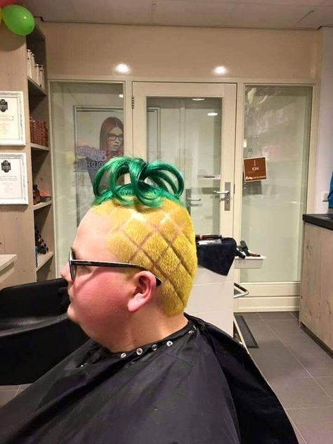 This pineapple head: | 22 People Who Are Still Living That Yolo Lifestyle Very Bad, Viral Trend, Top Pins, Funny Pins, New Pins, Viral Pins, Boys Who, At Home Workouts, Pineapple