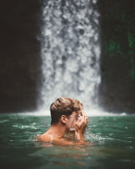 Lake With Waterfall, Bali Travel Photography, Lake Photoshoot, Pool Poses, Pool Photography, Waterfall Pictures, Easy Photography Ideas, Waterfall Photo, Mens Photoshoot Poses