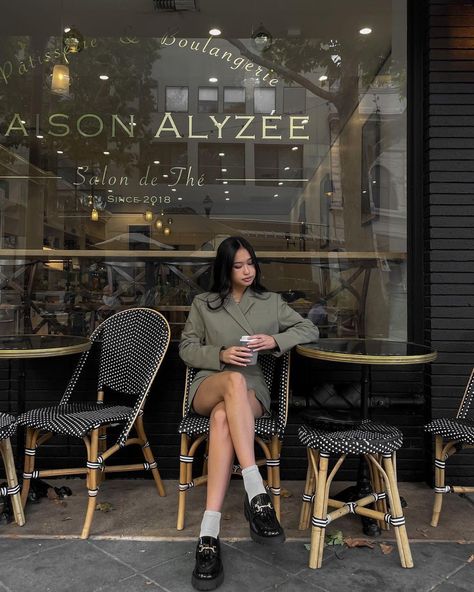 Cafe Outfit Aesthetic, Model Off Duty Look, Cafe Outfit, Cafe Pictures, Ootd Poses, Chloe Fashion, Coffee Shop Photography, Coffee Outfit, Model Off Duty