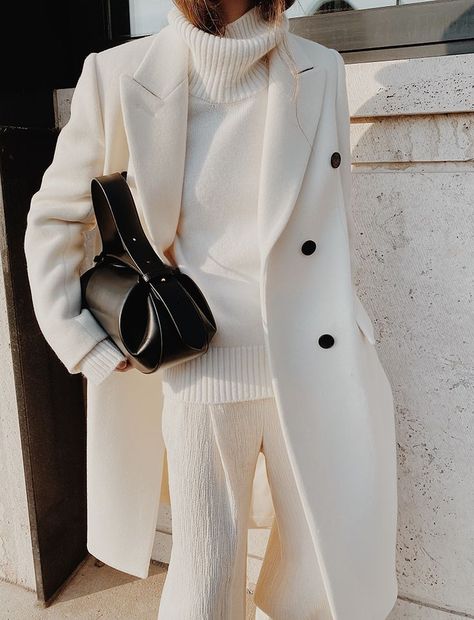 All White — Monochromatic Outfit for Fall & Winter #fashion #style #fallstyle Elegantes Outfit Frau, Monochromatic Outfit, Coat Outfit, Moda Chic, Stil Inspiration, Ținută Casual, Coat Outfits, Mode Inspo, Looks Chic