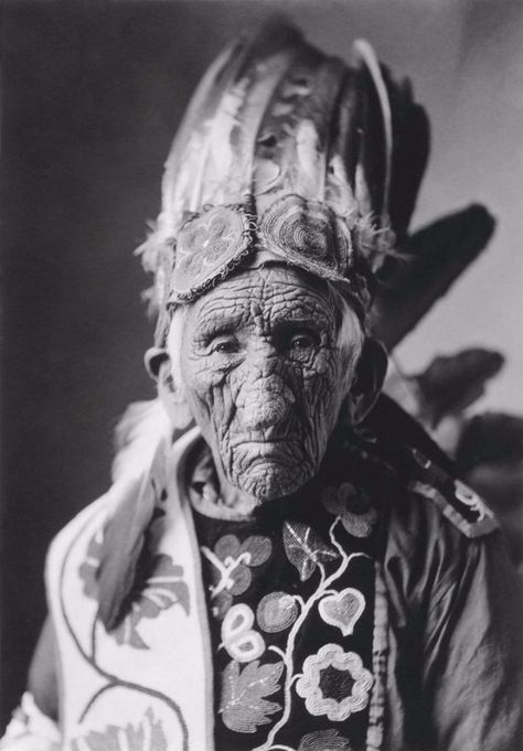 10 Portraits of White Wolf aka Chief John Smith, the Oldest Native American to Have Ever Lived ~ Vintage Everyday Rare Historical Photos, Wilde Westen, The Chiefs, John Smith, Native American History, Native American Culture, White Wolf, American Heritage, Sioux