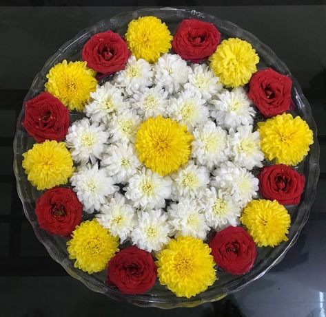 Uruli Decor Floating Flowers, Indian Floral Decor, Diwali Decoration Lights, Decoration With Flowers, Poo Kolam, Simple Flower Rangoli, Puja Thali, Pretty Homes, Thali Decoration Ideas