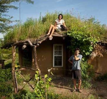 Maison Earthship, Cob Building, Supraviețuire Camping, Casa Hobbit, Student Design, Earthship Home, Mud House, Earth Sheltered, Natural Homes