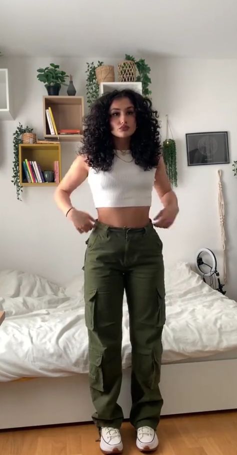 Olive Green Pants Outfit, Green Cargo Pants Outfit, Cargo Outfit, Casual Work Outfits Women, Bodycon Outfits, Green Cargo Pants, Everyday Fashion Outfits, Green Cargo, Trendy Summer Outfits