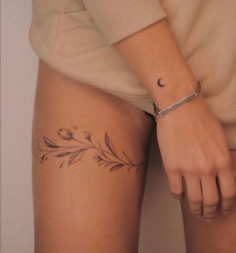 Feminine Thigh Tattoos, Calf Tattoos For Women, Small Thigh Tattoos, Thigh Piece Tattoos, Thigh Tattoo Quotes, Tato Paha, Girl Thigh Tattoos, Cuff Tattoo, Anklet Tattoos