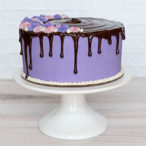 A vibrant pink and purple color scheme covers this gluten-free chocolate cake, dripping with a rich and cream chocolate ganache. Purple Cake Aesthetic, Purple Cake, Chocolate Strawberry Cake, Purple Chocolate, Gluten Free Chocolate Cake, Chocolate Drip Cake, Purple Color Schemes, Purple Cakes, Chocolate Drip