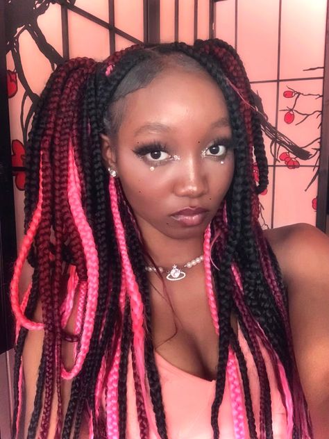 Pink Red And Black Braids, Pink White And Black Braids, Kawaii Black Hairstyles Braids, Red Pink And Blonde Braids, Half Pink Half Black Braids, Draculaura Box Braids, Box Braids Black And Pink, Dark Pink Box Braids, Brown Braids With Pink Beads