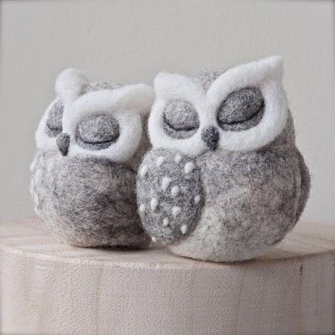 owl animal sculpture Felted Owl, Tovad Ull, Needle Felted Owl, Owl Sculpture, Felt Owls, Needle Felting Diy, Felt Owl, Needle Felting Tutorials, Owl Crafts