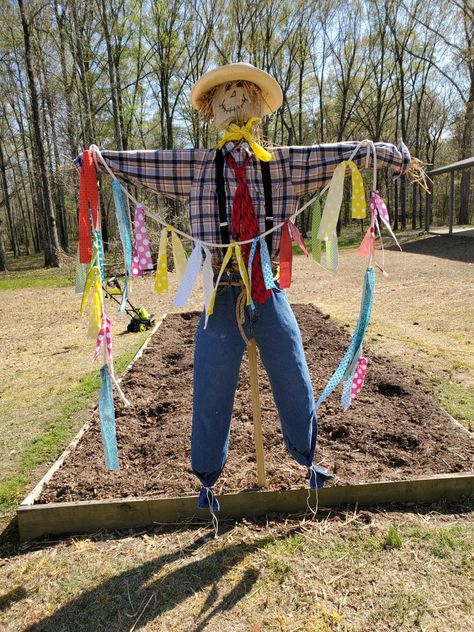 Easy Diy Scarecrow For Garden, Scare Crows For Garden, Scarecrow Decorating Contest, Diy Scarecrow For Garden, Garden Scarecrow Ideas, Flower Bed Decor, Scarecrows For Garden, Scare Crow, Diy Scarecrow