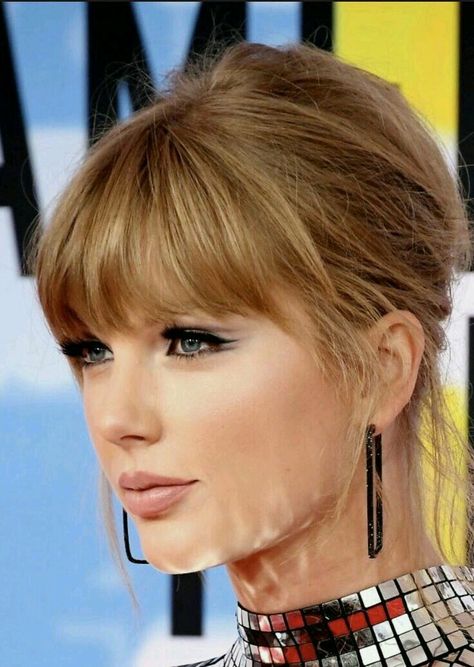 Reputation Hairstyles Taylor Swift, Taylor Swift Hair Color, Taylor Swift Bangs, Above Shoulder Length Hair, Rep Era, Hair Glam, American Queen, Dark Blonde Hair Color, Reputation Era