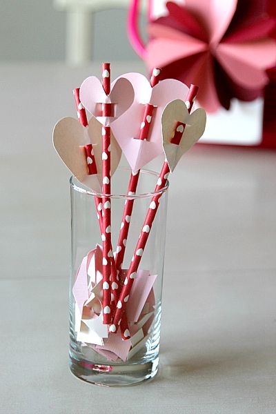 Create Valentines Day Straw topper with heart, also great for pencils (parties, teachers, and classrooms!) Straw Heart, Easy Valentines, Valentinstag Party, Toppers Diy, Diy Heart, Straw Toppers, Christmas Decorations Garland, Preschool Valentines, Kids Crafting