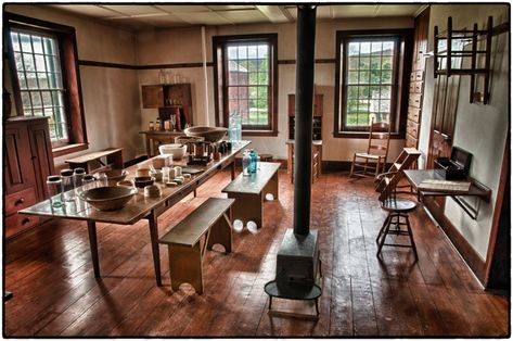 Shaker House, Shaker Interior, Shaker Village, Used Woodworking Machinery, Shaker Furniture, Function Room, Home Center, Vintage Room, Shaker Style