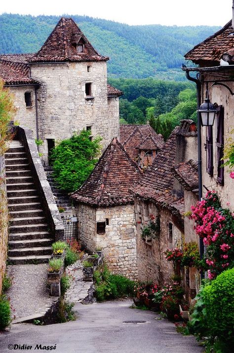 Saint-Cirq-Lapopie - Midi-Pyrénées, France Vila Medieval, Dream Vacations Destinations, Beaux Villages, Old Stone, Beautiful Buildings, The Roof, Pretty Places, France Travel, Places Around The World