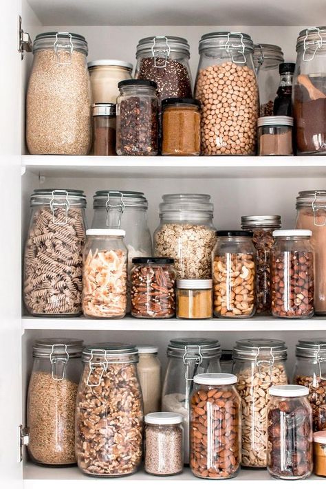 Toples Kaca, Vegan Pantry, Pantry Organisation, Kitchen Organization Pantry, Zero Waste Kitchen, Kitchen Organisation, Zero Waste Living, Home Organisation, Pantry Design