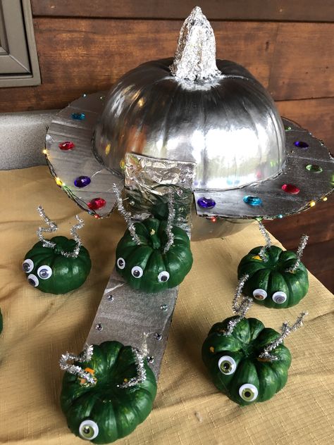 Adding craft lights like I did really make this ! Mini Pumpkin Decorating Contest, Unique Painted Pumpkin Ideas, Group Pumpkin Decorating Ideas, Spaceship Pumpkin, Painted Punkins, Pumpkin Contest Ideas No Carve, Pumpkin Decorating Ideas No Carve, Space Pumpkin, Unique Pumpkin Painting Ideas