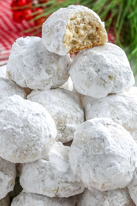 Christmas Cookies Pecan, Mexican Wedding Cookies Recipes, Powdered Sugar Cookies, Pecan Snowballs, Pecan Snowball Cookies, Snowball Cookie Recipe, Easy Holiday Treats, Mexican Wedding Cookies, Snowball Cookies